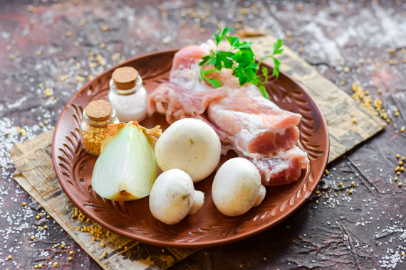 Как вкусно приготовить свинину с грибами в духовке