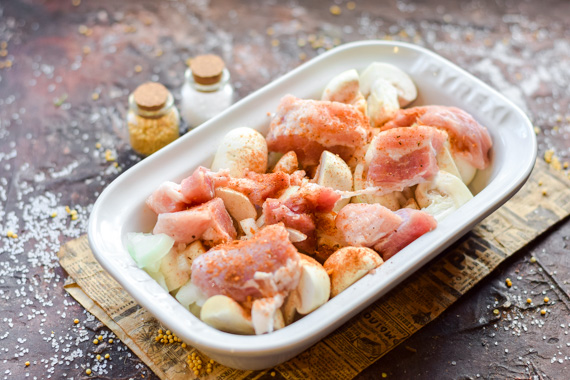 Как вкусно приготовить свинину с грибами в духовке