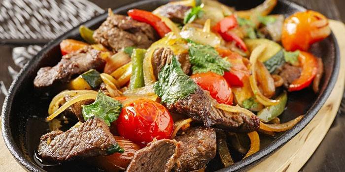 Тушеная говядина с овощами