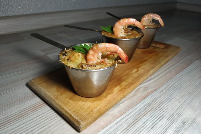 Жюльен с креветками и грибами