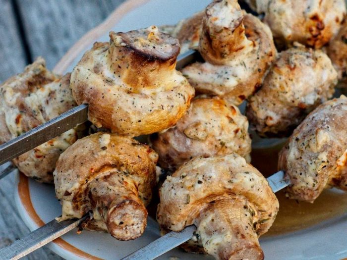 Как вкусно замариновать и пожарить грибы на костре