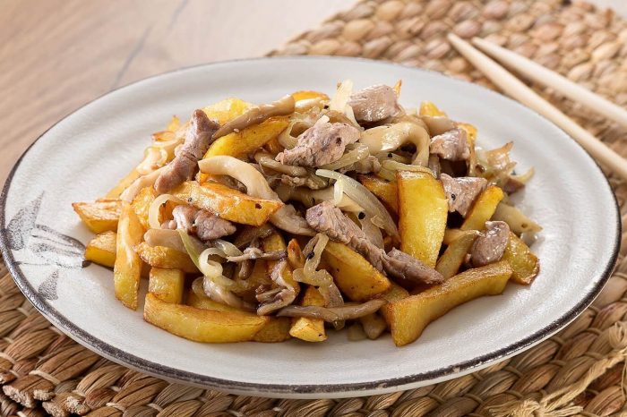 Картошка с мясом и грибами на сковороде: The best recipes