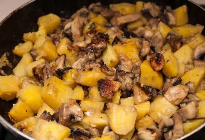 Картошка с мясом и грибами на сковороде: The best recipes