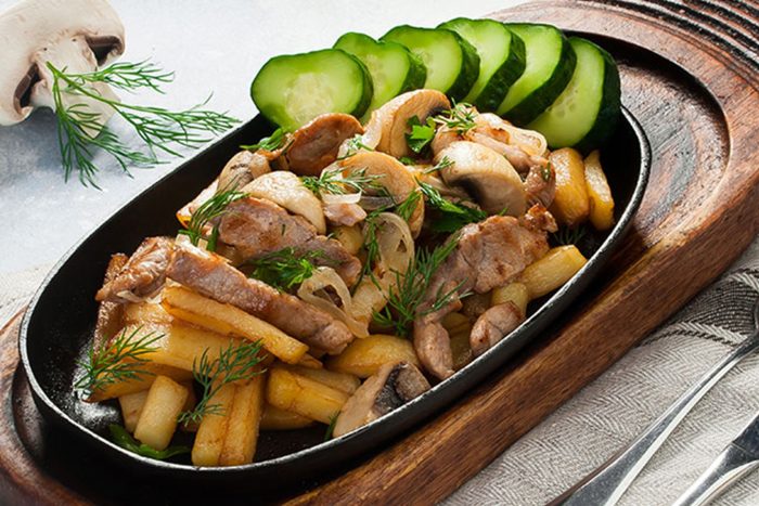 Картофель со свининой и грибами