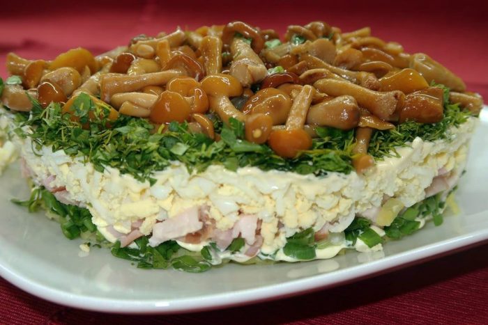 19 вариантов приготовления салата с опятами и куриной грудкой