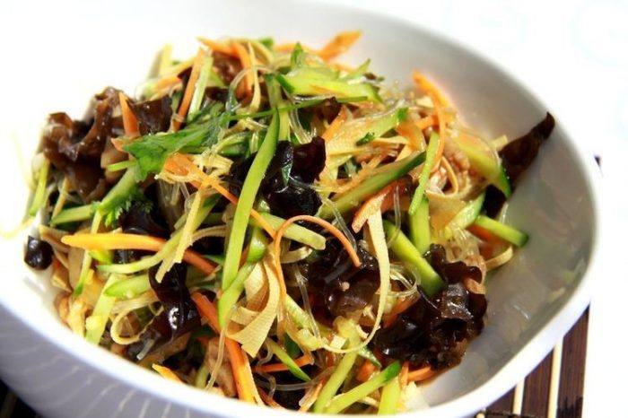 Салат с фунчозой и древесными грибами