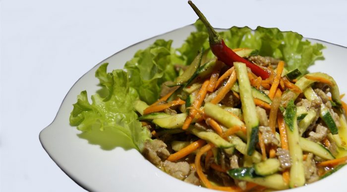 19 вариантов приготовления салата с опятами и куриной грудкой