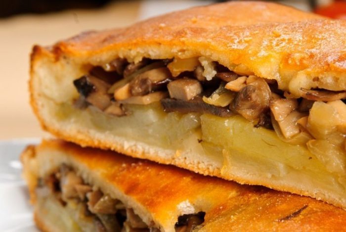 Заливной пирог с картофелем и грибами