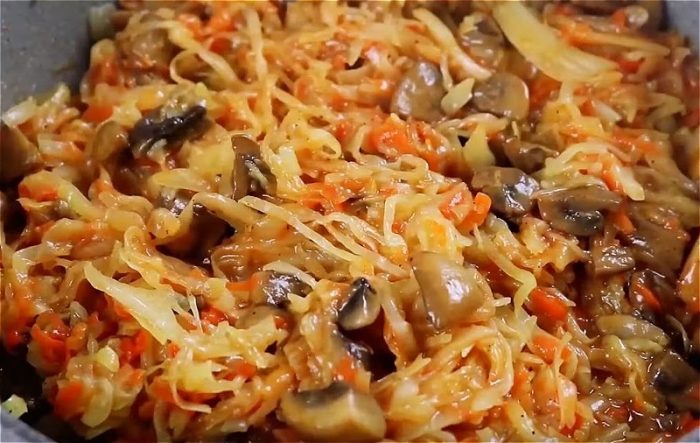 19 рецептов тушеной капусты с мясом и грибами