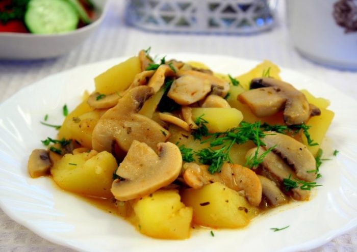 Как вкусно потушить картошку с грибами шампиньонами