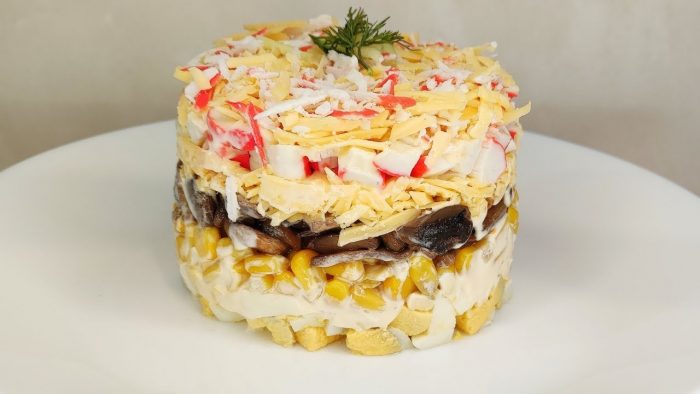 Салат с крабовыми палочками и жареными шампиньонами