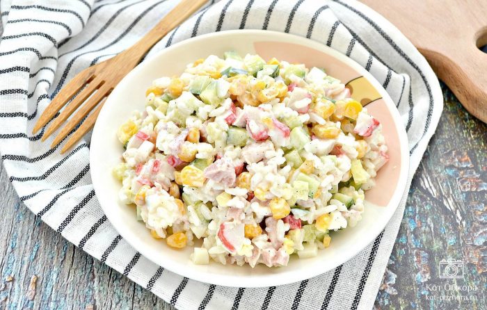Салат с крабовыми палочками и жареными шампиньонами