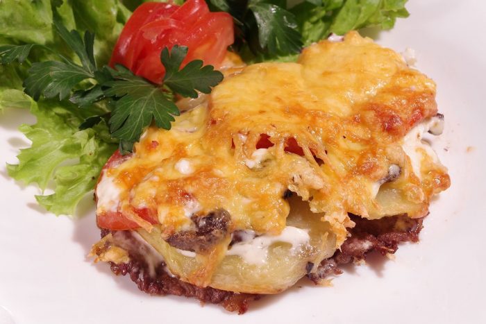 Вкуснейшая свинина с грибами под сыром