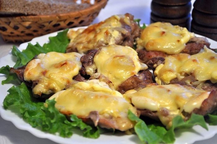 Вкуснейшая свинина с грибами под сыром