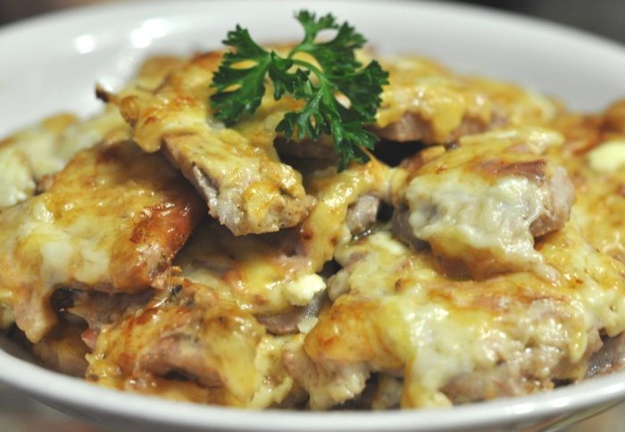 Вкуснейшая свинина с грибами под сыром