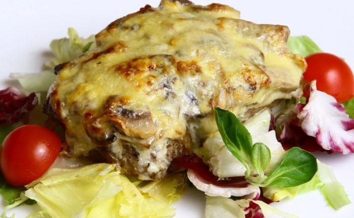 Как вкусно приготовить свинину с грибами в духовке