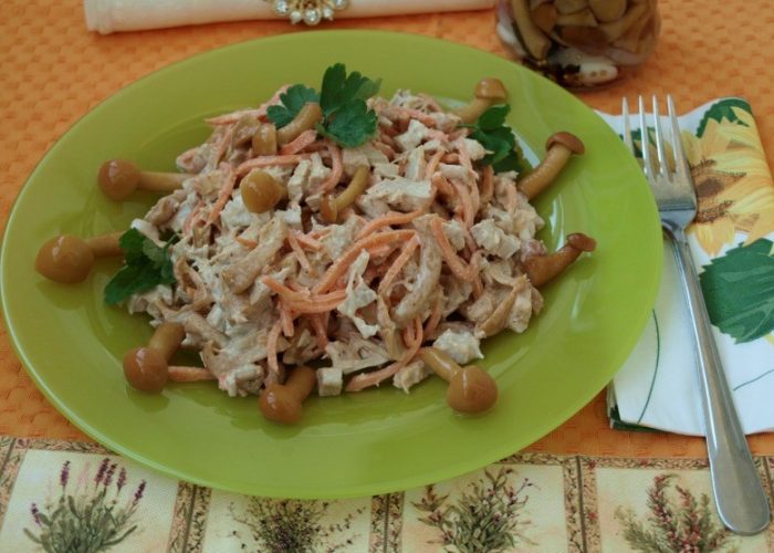 19 идей салатов с буковыми грибами и куриной грудкой