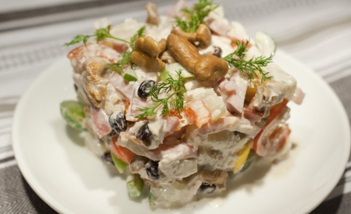 19 идей салатов с буковыми грибами и куриной грудкой