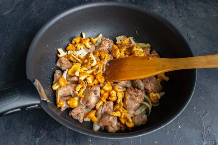18 простых и вкусных рецептов приготовления свинины с лисичками