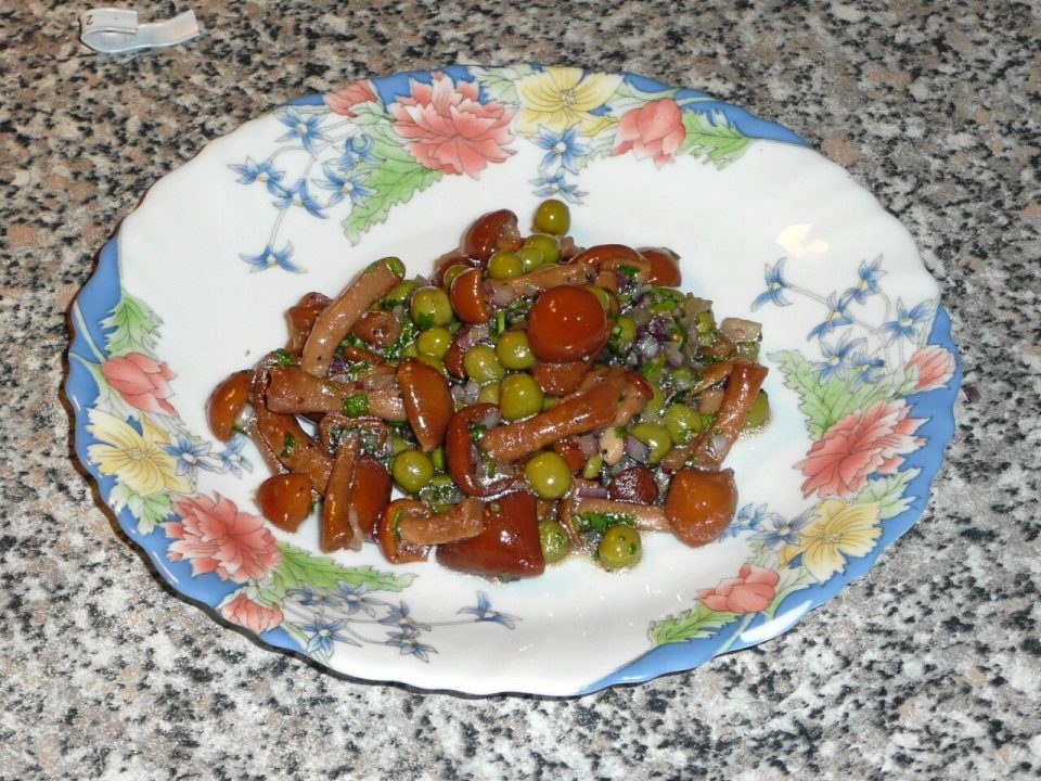 Салат с маринованными грибами и зеленым горошком