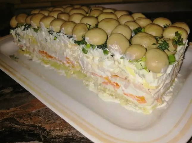 Салат с копченой грудкой и грибами шампиньонами
