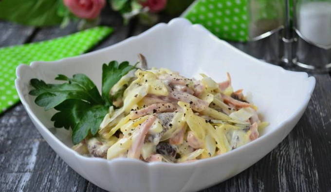 Салат с консервированными или жаренными шампиньонами и ветчиной