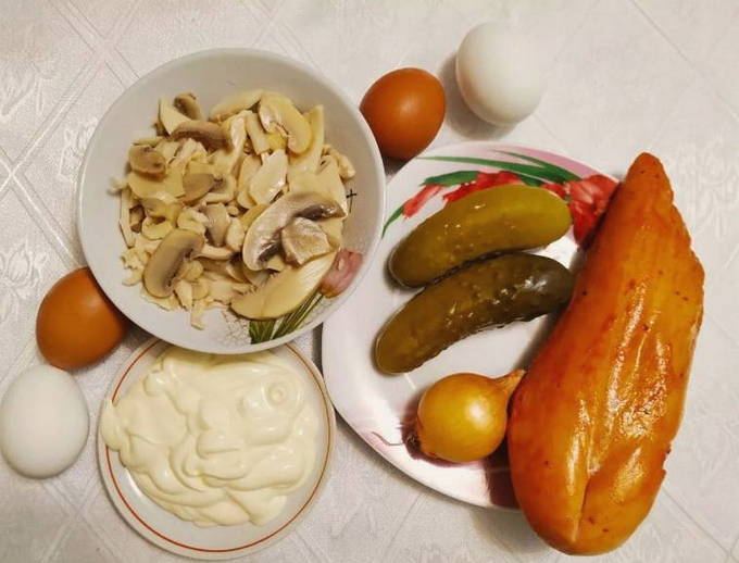 Салат с копченой грудкой и грибами шампиньонами
