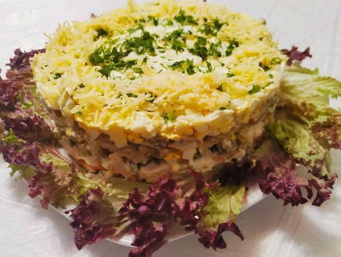 Салат с копченой грудкой и грибами шампиньонами