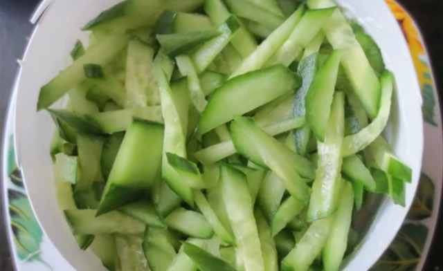 Салат с копченой курицей и маринованными опятами