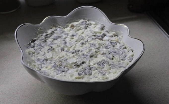 Салат с копченой грудкой и грибами шампиньонами