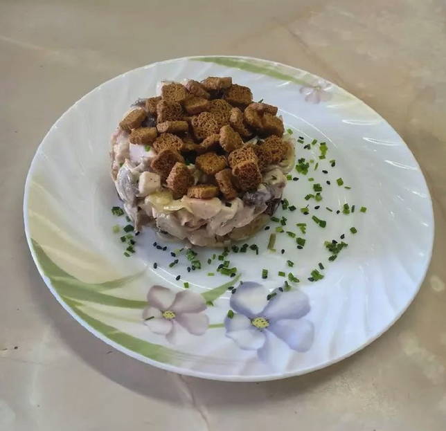 Салат с копченой грудкой и грибами шампиньонами