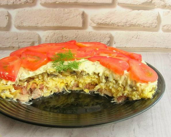 Салат с копченой грудкой и грибами шампиньонами