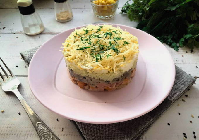 Салат с копченой грудкой и грибами шампиньонами