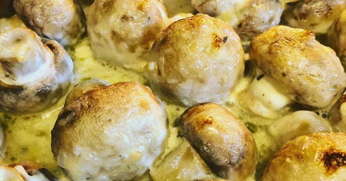 Шампиньоны в духовке со сливками и сыром