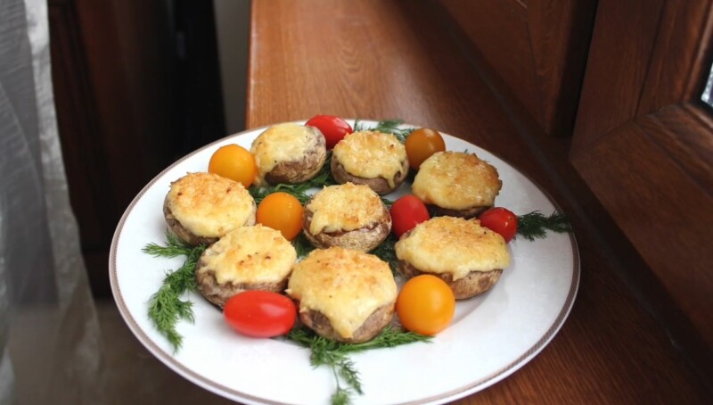 Фаршированные шампиньоны в духовке с сыром - простой и вкусный рецепт с чесноком