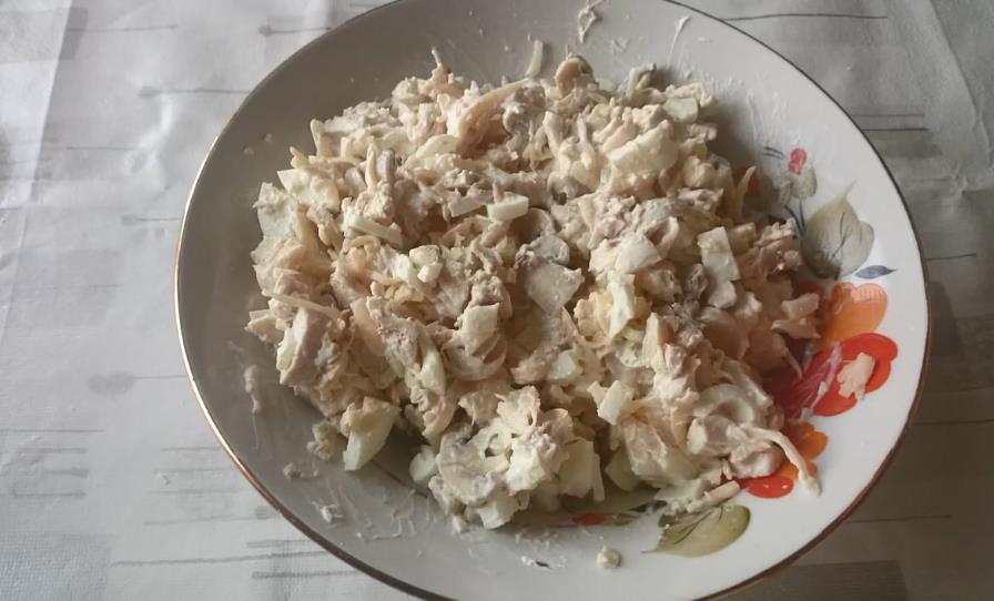 Салат из маринованных грибов с курицей