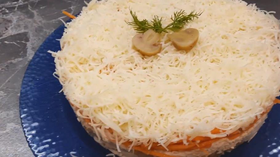 Салат из маринованных грибов с курицей