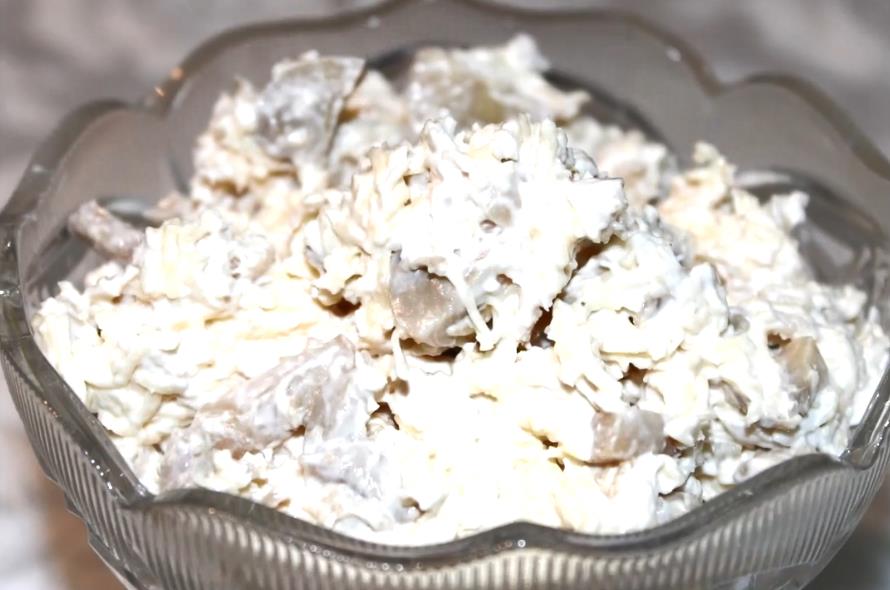 Салат из маринованных грибов с курицей