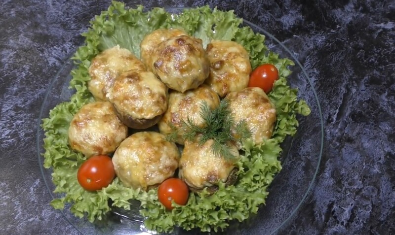 Запеченные грибы, фаршированные курицей и сыром в духовке