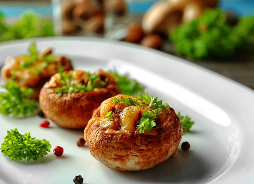 Фаршированные шампиньоны с сыром и маслом, рецепт с фото - Vkuso.ru