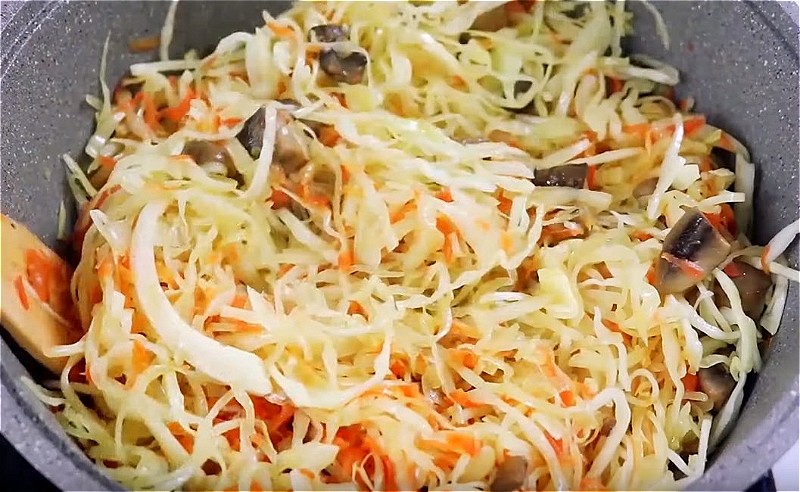 20 простых и вкусных рецептов жареной капусты с грибами на сковороде
