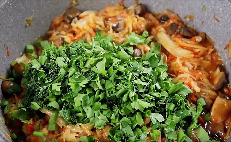 20 простых и вкусных рецептов жареной капусты с грибами на сковороде