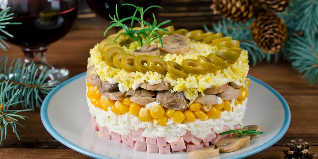 Слоеный салат с ветчиной и грибами - Лайфхакер