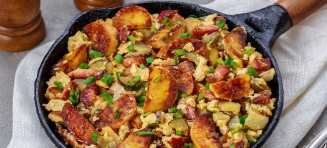 Жареный картофель с грибами и беконом