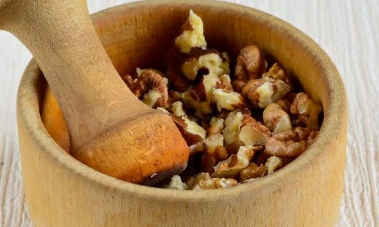Порубите грецкие орехи.