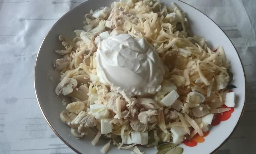 Салат из маринованных грибов с курицей
