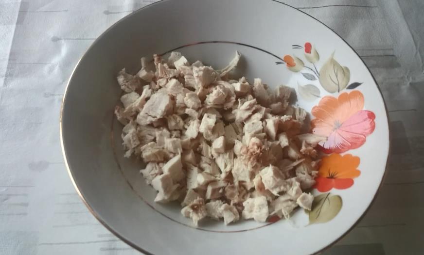 Салат из маринованных грибов с курицей