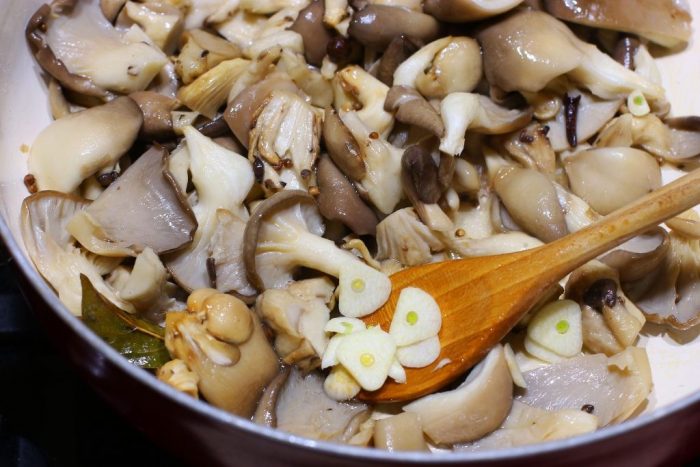 Как быстро и вкусно посолить вешенки в домашних условиях в кастрюле