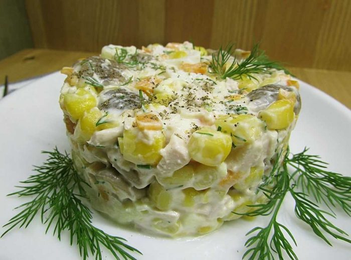 ТОП-20 рецептов салата из курицы и консервированных шампиньонов