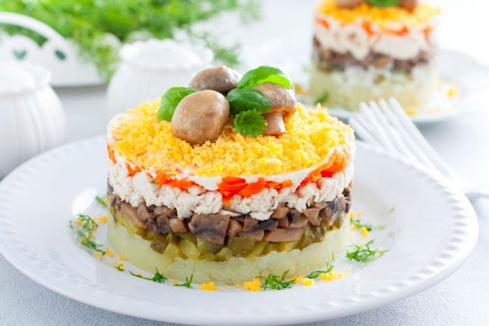 Салат из белых грибов и курицы